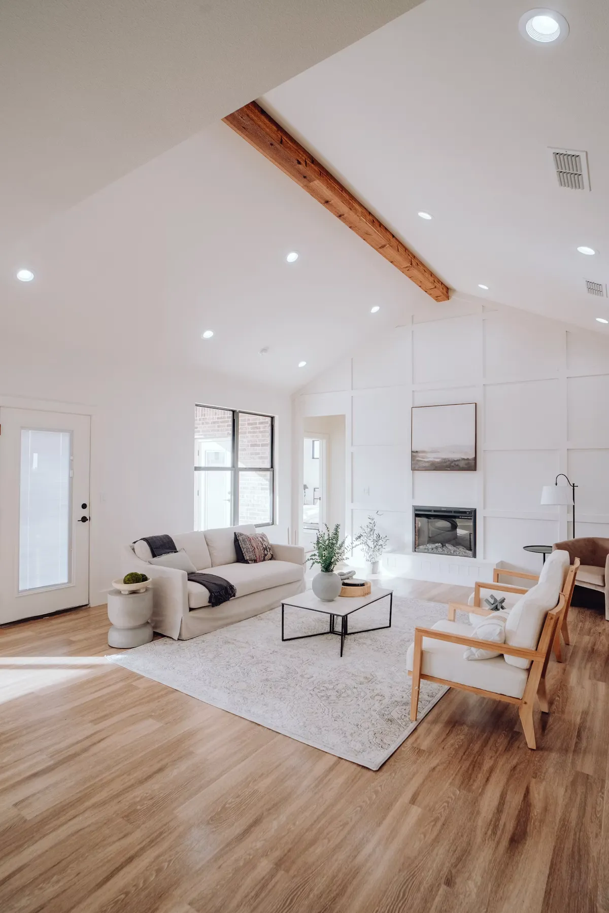 Intérieur fraîchement peint en sud Loire, lumière naturelle